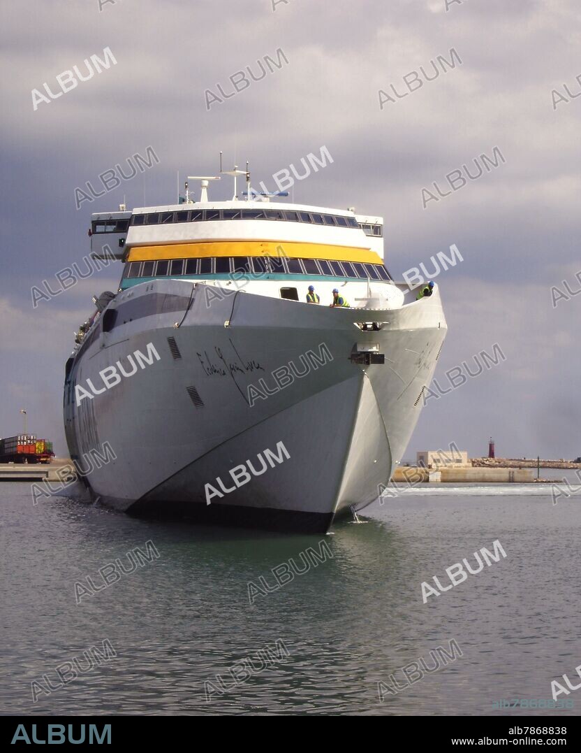 PROA DEL SUPER FAST FERRY FEDERICO GARCIA LORCA - BUQUE DE LA EMPRESA BALEARIA QUE VA A LAS ISLAS BALEARES.