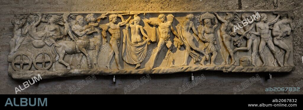 MITOLOGIA CLASICA. Relieves del frontal de un sarcófago, con la representación de la boda de Dioniso y Ariadna. Copia moderna de un original del S. II d. C. Glyptothek. Munich. Alemania. Europa.