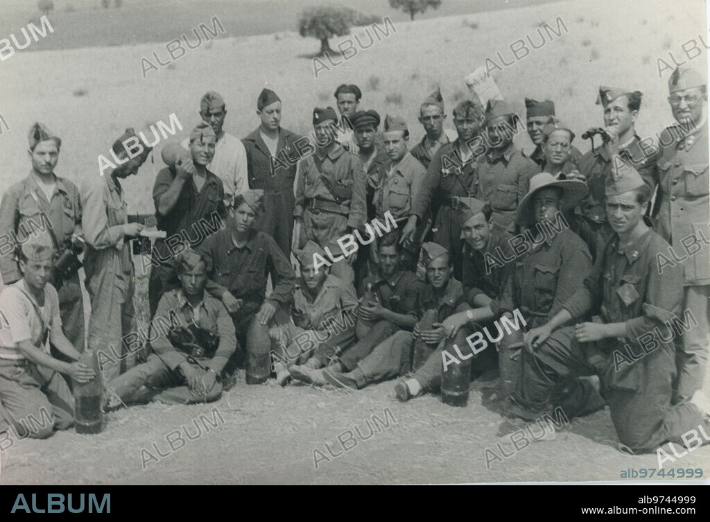 Toledo, agosto de 1936. Guerra civil, el oficial que mandaba la bateria que bombardeaba el alcazar, con el personal a sus ordenes, y el oficial del batallon de milicianos el Aguila (cerveceros) quienes cuidaban de la bateria durante la noche.