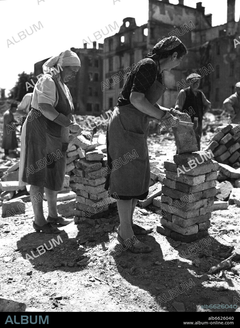 "Rubble women" cleaning clay bricks during the post-war era in Munich. 30/11/1999