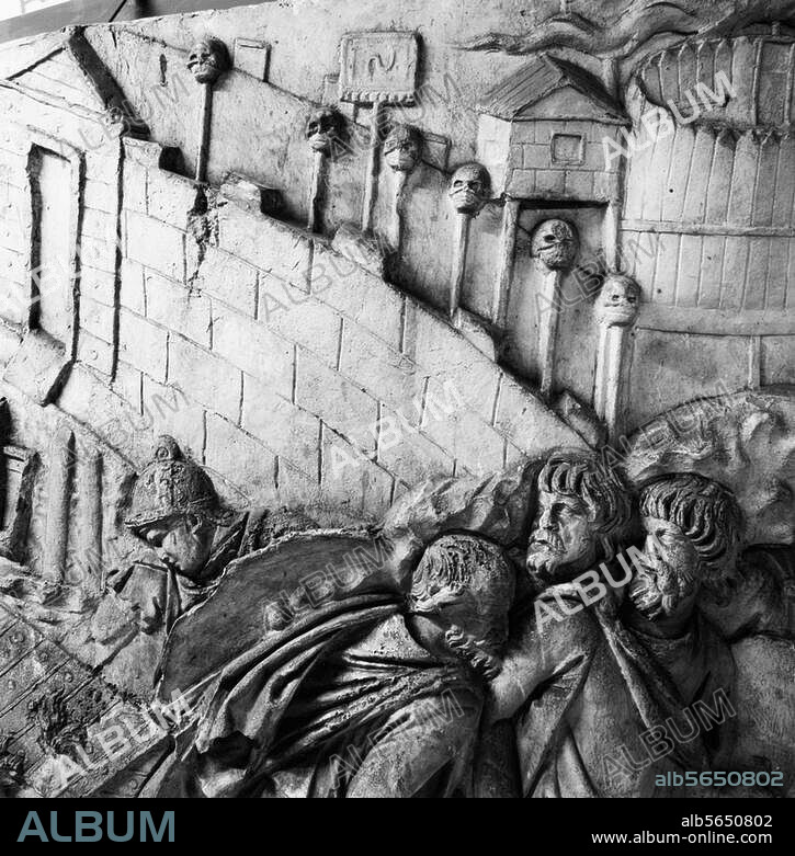 Art romain, 113 ap. J.-C. Les Daces fuyant leur village incendié par les Romains. Détail du bas-relief avec des scènes des guerres daciques de Trajan, 1re guerre, 1re campagne 101 ap. J.-C. Moulage en plâtre, 1861, d'ap. original en marbre de la colonne Trajane, forum de Trajan, Rome. H. 0,90-1,25. N°3040. Rome, Museo della Civiltà Romana.