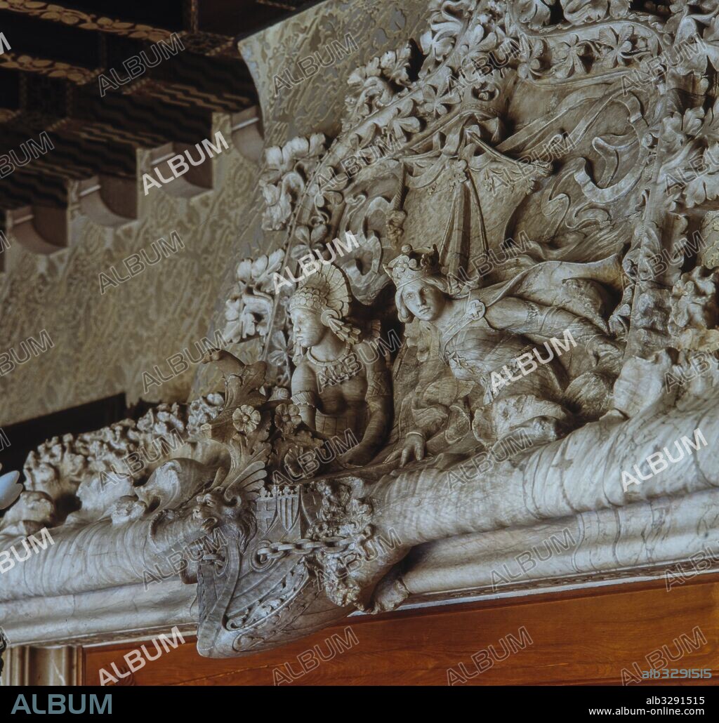 JOSEP PUIG I CADAFALCH. Casa Amatller, 1898-1900. Grupo escultórico de la gran chimenea. Realizado en mármol. Hace alusión al origen de la materia prima usada en sus fábricas de chocolate: el cacao americano. Modernismo. Barcelona.