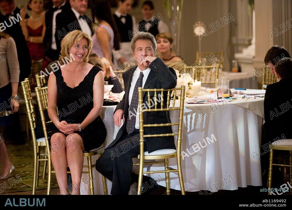 DUSTIN HOFFMAN and EMMA THOMPSON in LAST CHANCE HARVEY, 2008, directed by JOEL HOPKINS. Copyright OVERTURE FILMS/PROCESS PRODUCTIONS / SPARHAM, LAURIE.