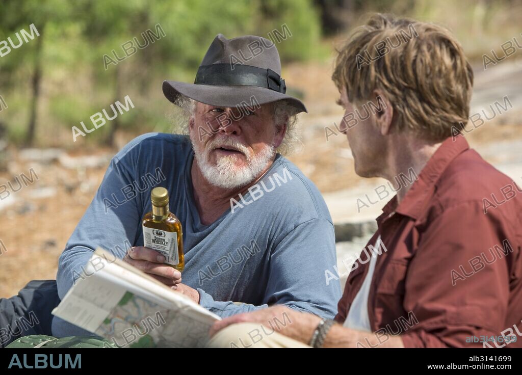 NICK NOLTE y ROBERT REDFORD en UN PASEO POR EL BOSQUE, 2015 (A WALK IN THE WOODS), dirigida por KEN KWAPIS. Copyright WILDWOOD ENTERPRISES.