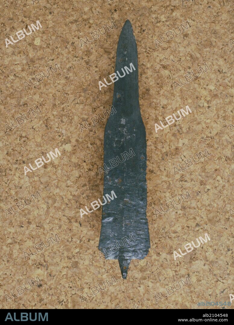 HOJA DE ESPADA TIPO MONTE BERNORIO DE LA NECROPOLIS DE TRASQUIJA DEL CASTRO DE COGOTAS. HIERRO AJUAR. (DEPOSITO: MUSEO ARQUEOLOGICO NACIONAL).