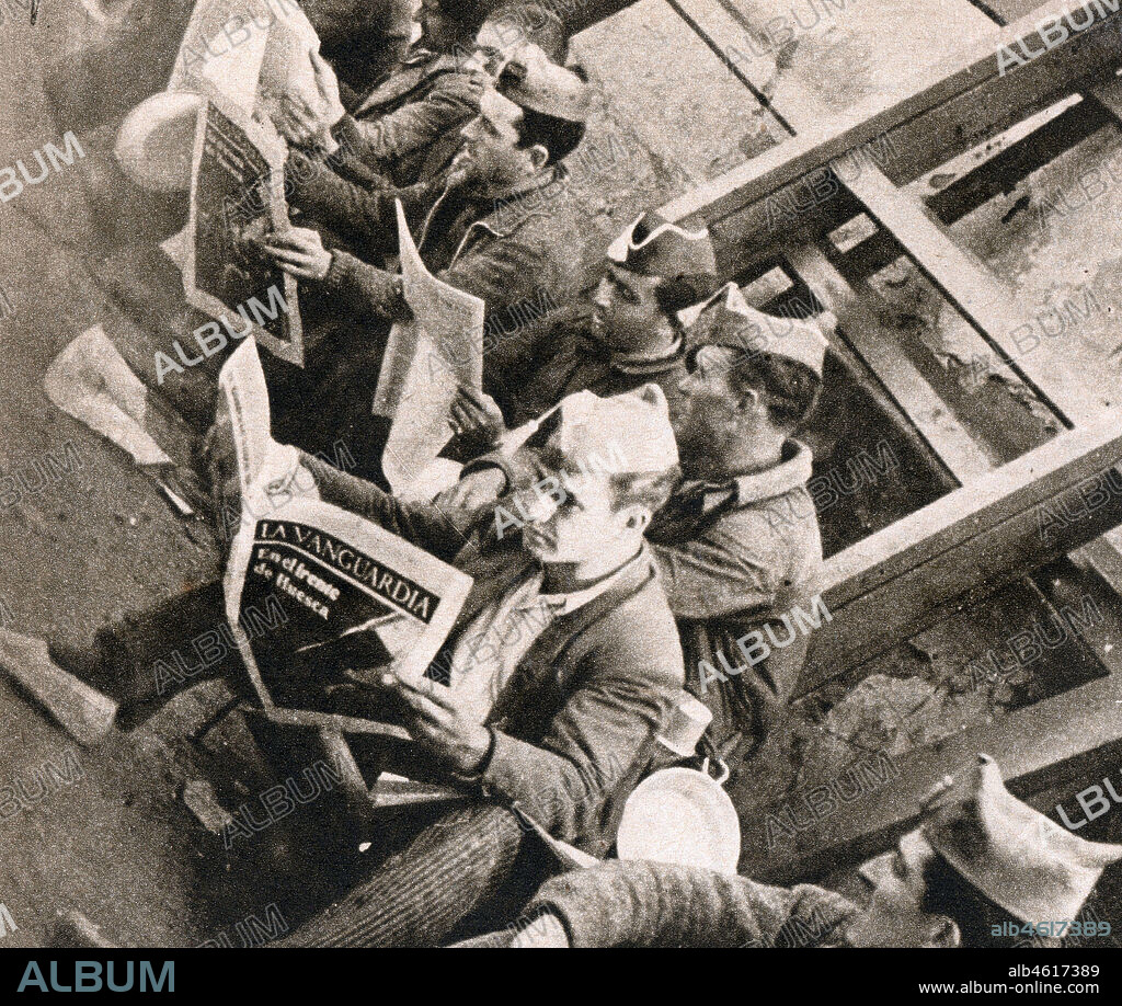 Guerra civil española (1936-1939). Soldados del ejército republicano en el frente leyendo un ejemplar de La Vanguardia.