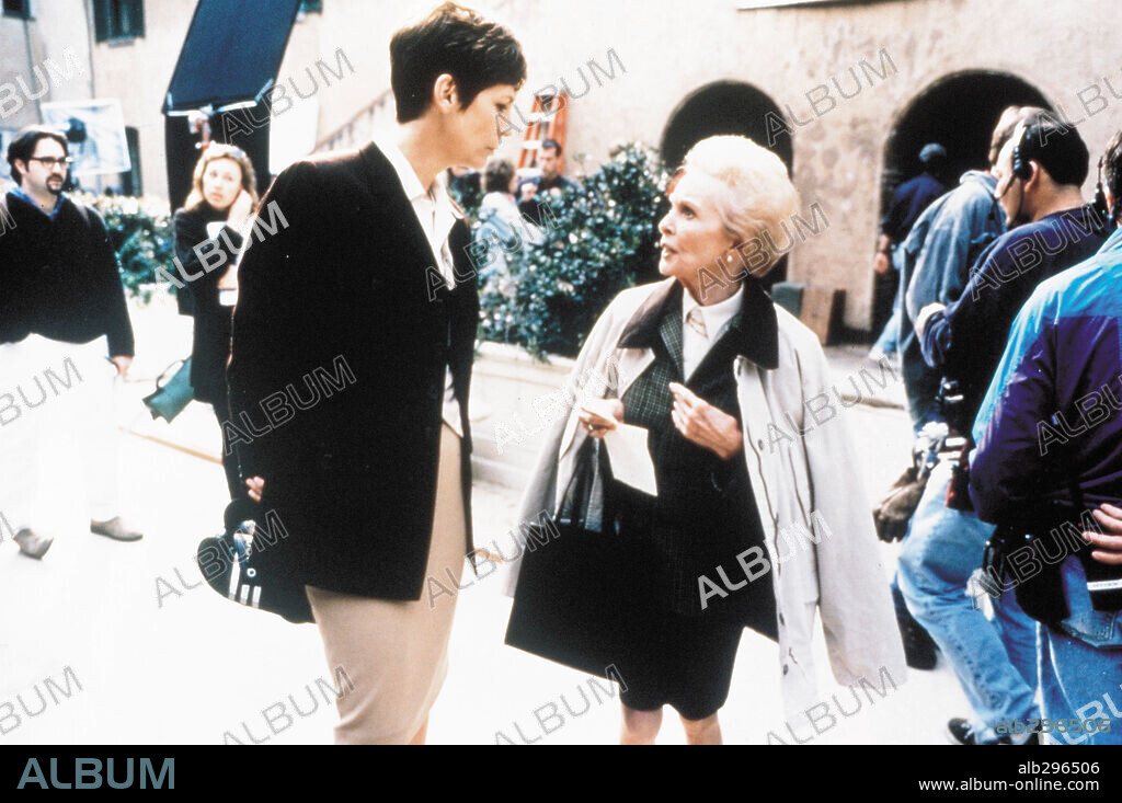 JAMIE LEE CURTIS and JANET LEIGH in HALLOWEEN H20: 20 YEARS LATER, 1998, directed by STEVE MINER. Copyright DIMENSION FILMS.