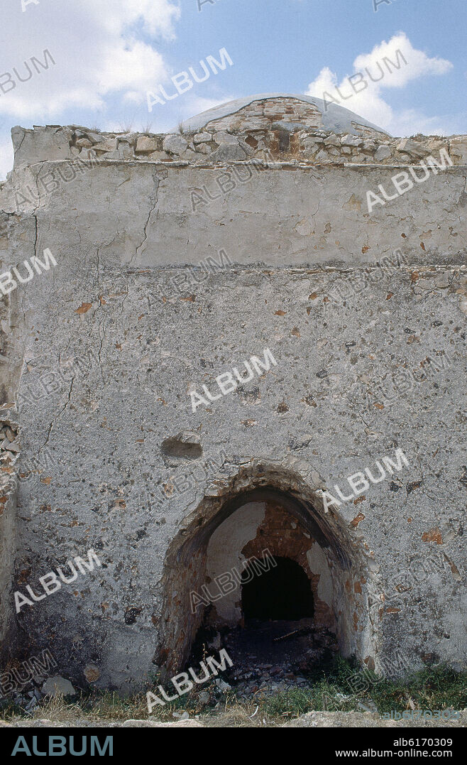 RUINAS DEL ANTIGUO HORNO ARABE PARA COCER CERAMICA - ENTRADA.