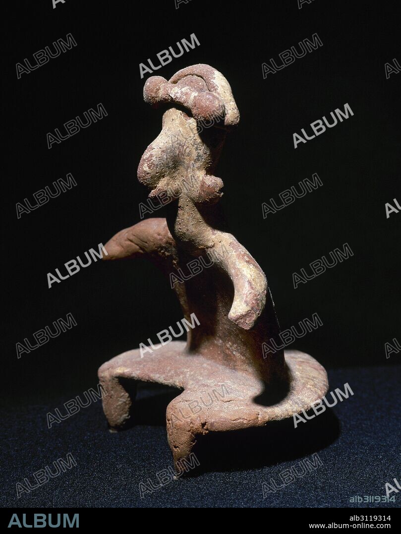 PERIODO PRECOLOMBINO. MESOAMERICA. CULTURA NAYARIT. Desarrollada en el centro-oeste de México, en la zona costera. Los objetos nayaritas son principalmente de cerámica. Figurilla de barro cocido (13 x 18 cm). Colección particular.