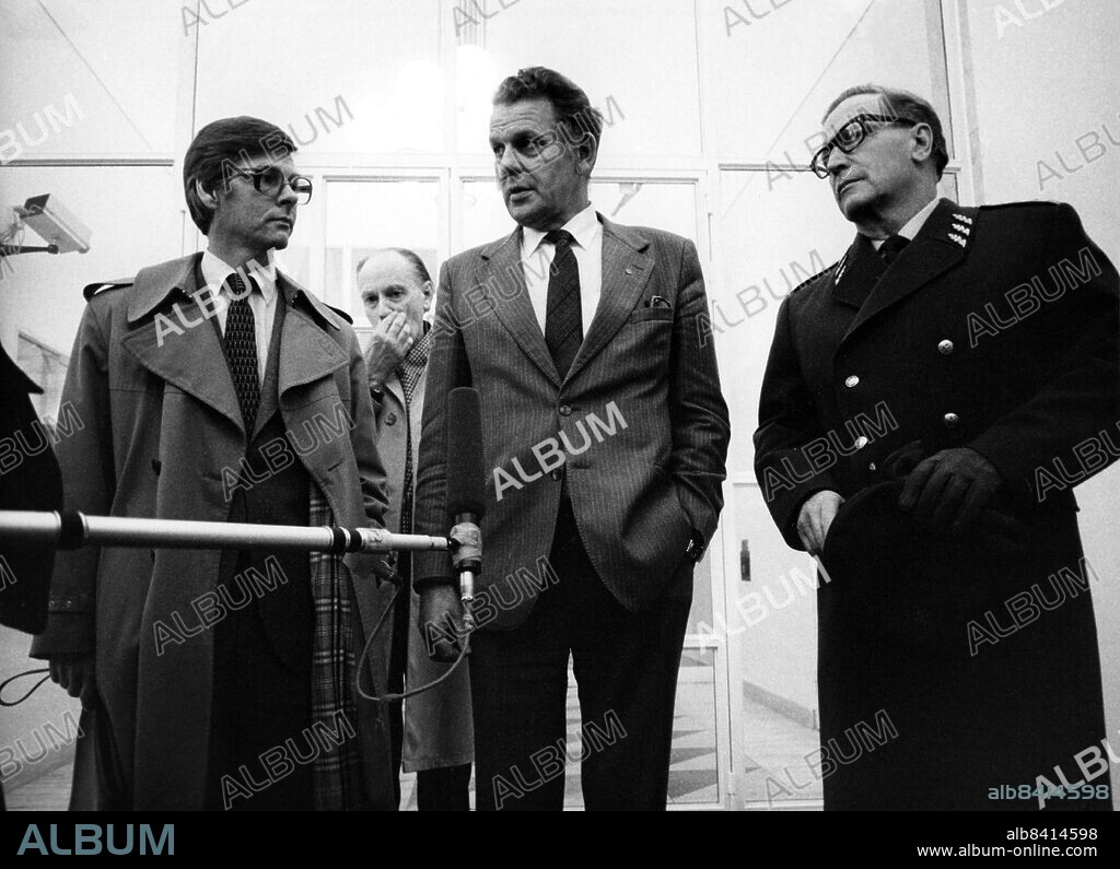 ARKIV 1981-11-04. Fr v utrikesminister Ola Ullsten (FP), statsminister Thorbjörn Fälldin (C) och ÖB Lennart Ljung, samt försvarsminister Torsten Gustafsson i bakgrunden under en presskonferens angående ubåtsincidenten i Karlskrona skärgård. En vecka tidigare, den 27 oktober, gick den sovjetiska ubåten U 137 på grund i Gåsefjärden i Blekinges skärgård. Foto: Sven-Erik Sjöberg / DN / SCANPIX / Kod: 3512. ** SVD OUT **.