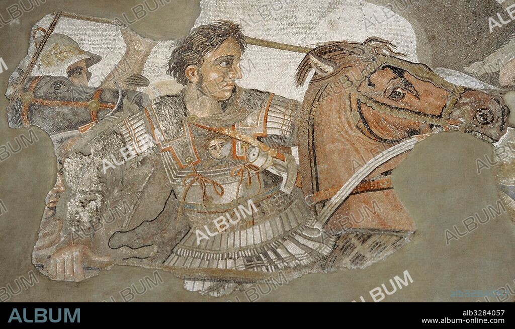 "BATALLA DE ISOS". Enfrentamiento entre ALEJANDRO MAGNO y el rey persa DARIO III en el año 333 a. C. Alejandro montado a su caballo Bucéfalo con armadura y sin casco. GUERRAS MEDICAS. Mosaico romano (siglos I o II a. C.), procedente de la Casa del Fauno, Pompeya. Museo Arqueológico Nacional. Nápoles. Italia.