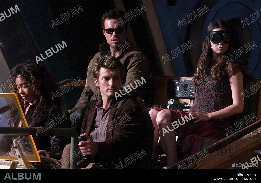 ADAM BALDWIN, GINA TORRES, NATHAN FILLION y SUMMER GLAU en SERENITY, 2005, dirigida por JOSS WHEDON. Copyright MUTANT ENEMY INC./UNIVERSAL PICT/BARRY MENDEL PROD / BALDWIN, SIDNEY.