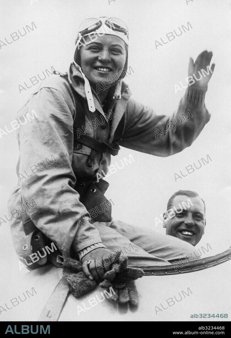 Orig. bildtext... AUSZEICHNUNG EINER DEUTSCHEN FLIEGERIN. Die bekannte deutsche Kunstfliegerin Elly Beinhorn wurde als erste deutsche Fliegerin mit dem Silbernen Sportflieger-Abzeichen ausgezeichnet. Pilotin Elly Beinhorn. Anm. Hälsningar persons: ELLY BEINHORN sites: TYSKLAND PhotoDate:193?-??-??.
