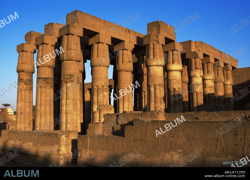 ARTE EGIPCIO. EGIPTO. TEMPLO DE LUXOR. Vista general de las cuatro hileras de ocho columnas fasciculadas con capiteles papiriformes cerrados de la SALA HIPOSTILA. Imperio Nuevo. Antigua Tebas "Waset".