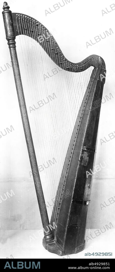 Hooked Harp, German or Austrian, early 19th century, Germany or Austria, German or Austrian, Wood, various materials, Extreme H: 152 cm (59 13/16 in); Pillar L. 151 cm (59 7/16 in), Soundboard: resonating L. 114 cm (44 7/8 in), Greatest W. 33.2 cm (13 1/16 in), Strings (sounding length): longest 134 cm (52 3/4 in), shortest 9.7 cm (3 13/16 in), Chordophone-Harp.