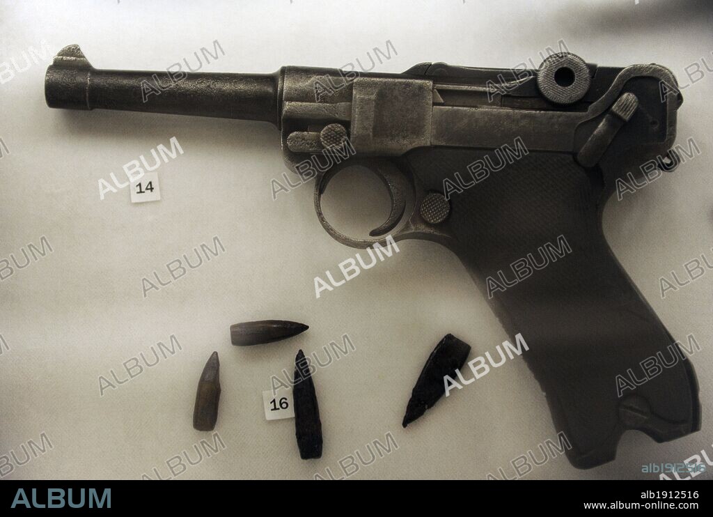 PISTOLA PRABELLUM 1908 o Parabellum-Pistole (pistola Parabellum), popularmente conocida como Luger. Pistola semiautomática accionada por retroceso. El diseño fue patentado por Georg Luger en 1898. Utlizada por el ejército alemán durante la Primera y Segunda Guerra Mundial. 9mm. PROYECTILES encontrados campo de concentración Plaszow. Alrededores ciudad de Cracovia. Propiedad MHK. Museo de Schindler. Cracovia. Polonia. Europa.