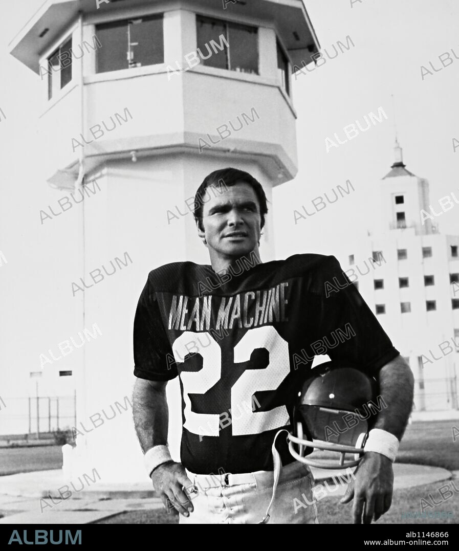 BURT REYNOLDS en EL ROMPEHUESOS, 1974 (THE LONGEST YARD), dirigida por ROBERT ALDRICH. Copyright PARAMOUNT PICTURES.