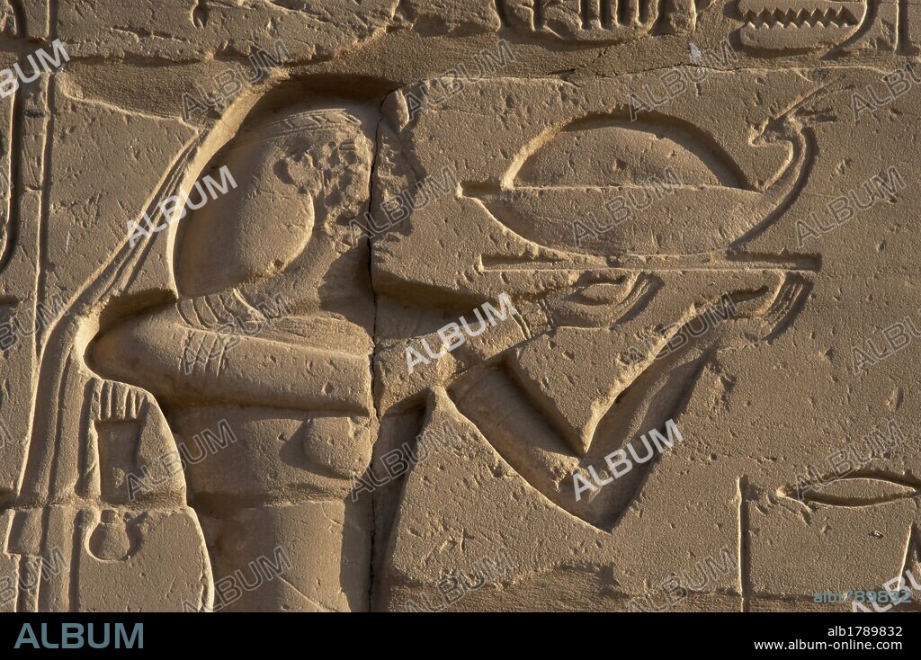 ARTE EGIPCIO. EGIPTO. Relieve con la representación de la realización de una OFRENDA DE ALIMENTOS a una divinidad egipcia. Templo de Karnak. Noroeste de Luxor. Egipto. Imperio Nuevo.