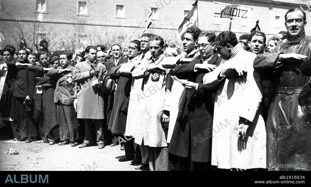 Concentración en El Escorial de afiliados del J.A.P. (Juventudes de acción popular). Partido derechista de José Maria Gil-Robles. 25 abril 1934.