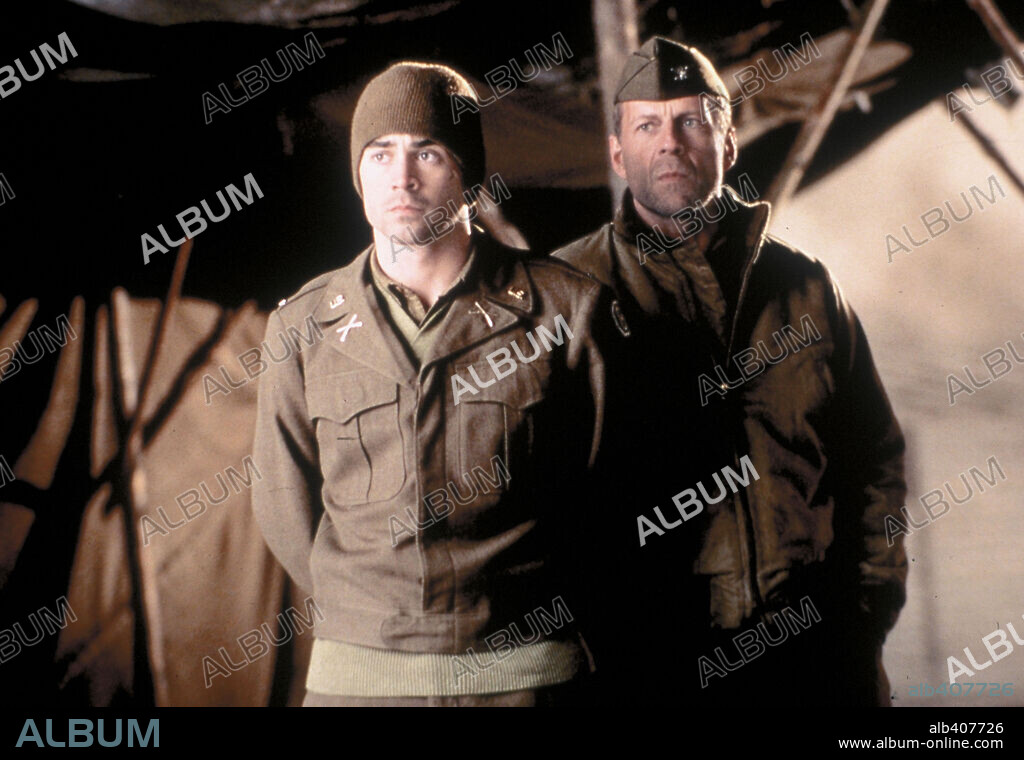 BRUCE WILLIS y COLIN FARRELL en LA GUERRA DE HART, 2002 (HART'S WAR), dirigida por GREGORY HOBLIT. Copyright METRO GOLDWYN.