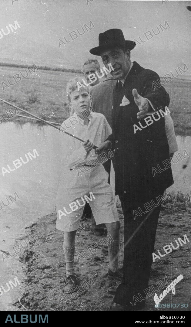 1948. Don Juan Carlos de pesca en la presa de Manzanares el Real.
