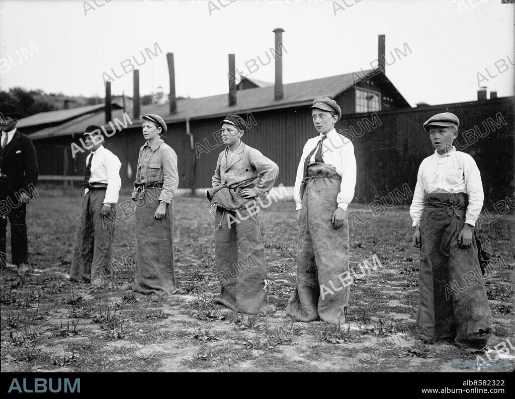 Göteborg 31 juli 1921. Folkfest i Balders hage, pojkarna redo för start i säckhoppning *** Local Caption *** 6108 - 31 juli 1921. KAMERAREPORTAGE.