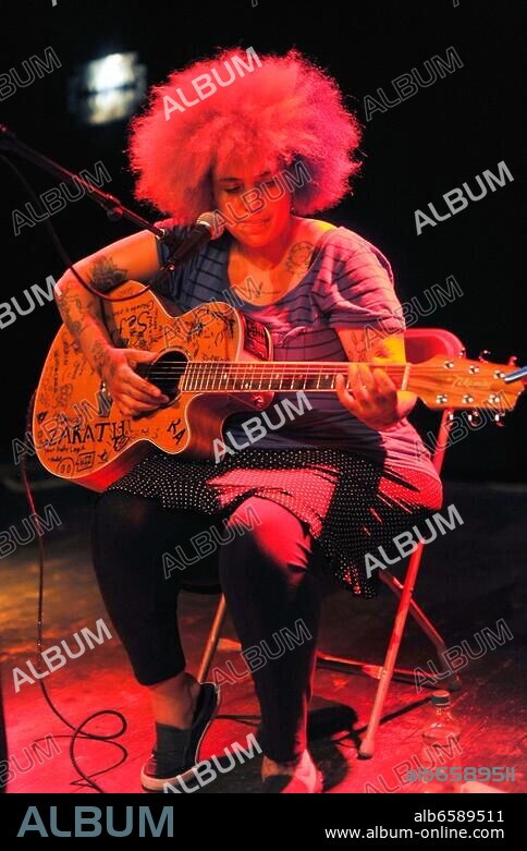 Kimya Dawson - die amerikanische Saengerin, Singer-Songwriterin und Mitbegruederin der Anti-Folk-Gruppe Moldy Peaches bei einem Konzert am 13.07.2012 in Hamburg im Uebel und Gefaehrlich.||KEINE PERSOE.
