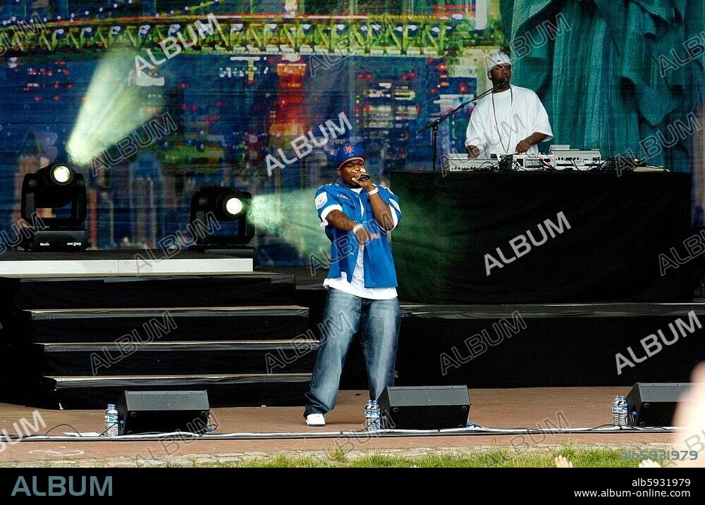 50 Cent (eigentl. Curtis James Jackson III). US-amerikan. Gangsta-Rapper, geb. 6.7.1975 in New York. 50 Cent bei einem Auftritt auf der Freilichtbühne im Stadtpark Hamburg am 20. Juni 2006. Foto.