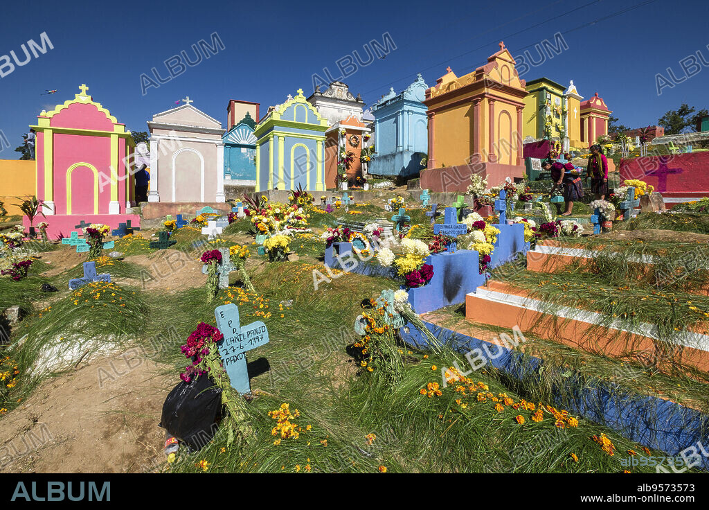 tumbas de colores, celebracion del dia de muertos en el Cementerio General, Santo Tomás Chichicastenango, República de Guatemala, América Central.