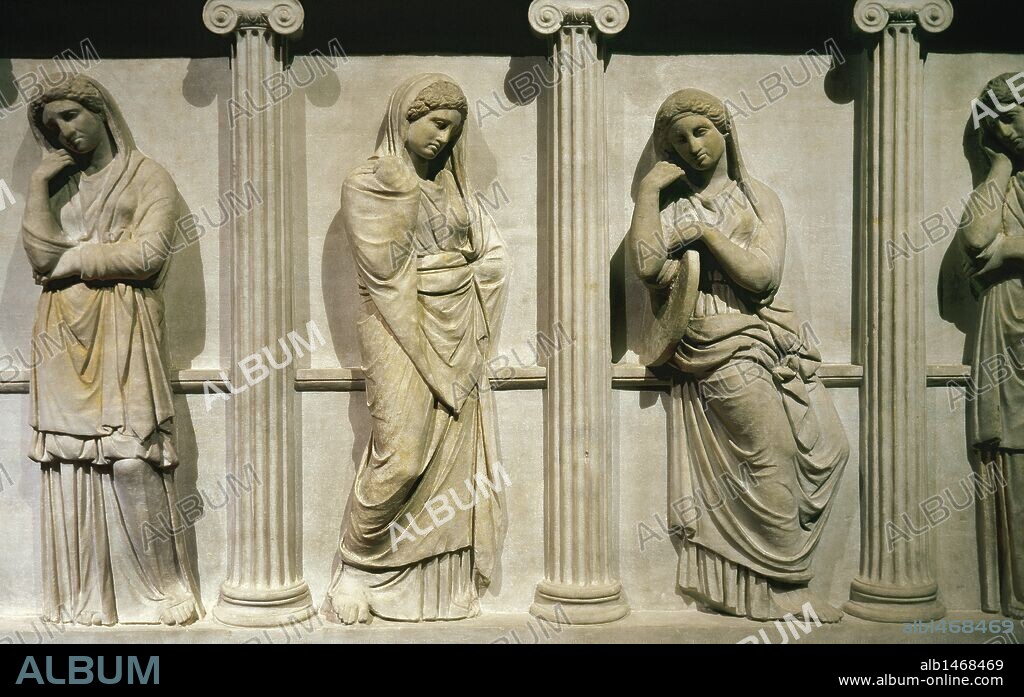 ARTE GRIEGO-HELENISTICO. TURQUIA. "SARCOFAGO DE LAS PLAÑIDERAS" o "SARCOFAGO DE LAS MUJERES DE LUTO" (mediados siglo IV a. C.). Detalle de cuatro mujeres que lloran la muerte de su esposo. Se cree que eran sus esposas concubinas, que formaban parte del harén. Procedente de Sidón (Sayda). Museos Arqueológicos (Museo de las Antigüedades). Estambul. Turquía.