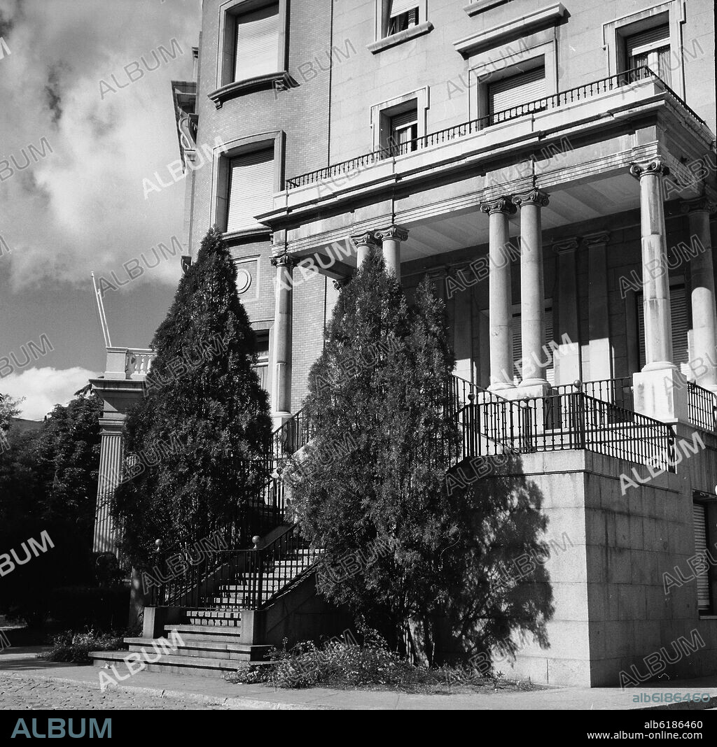 PORTICO DE ENTRADA AL ANTIGUO INI (INSTITUTO NACIONAL DE INDUSTRIA) - FUNDADO EN 1941.