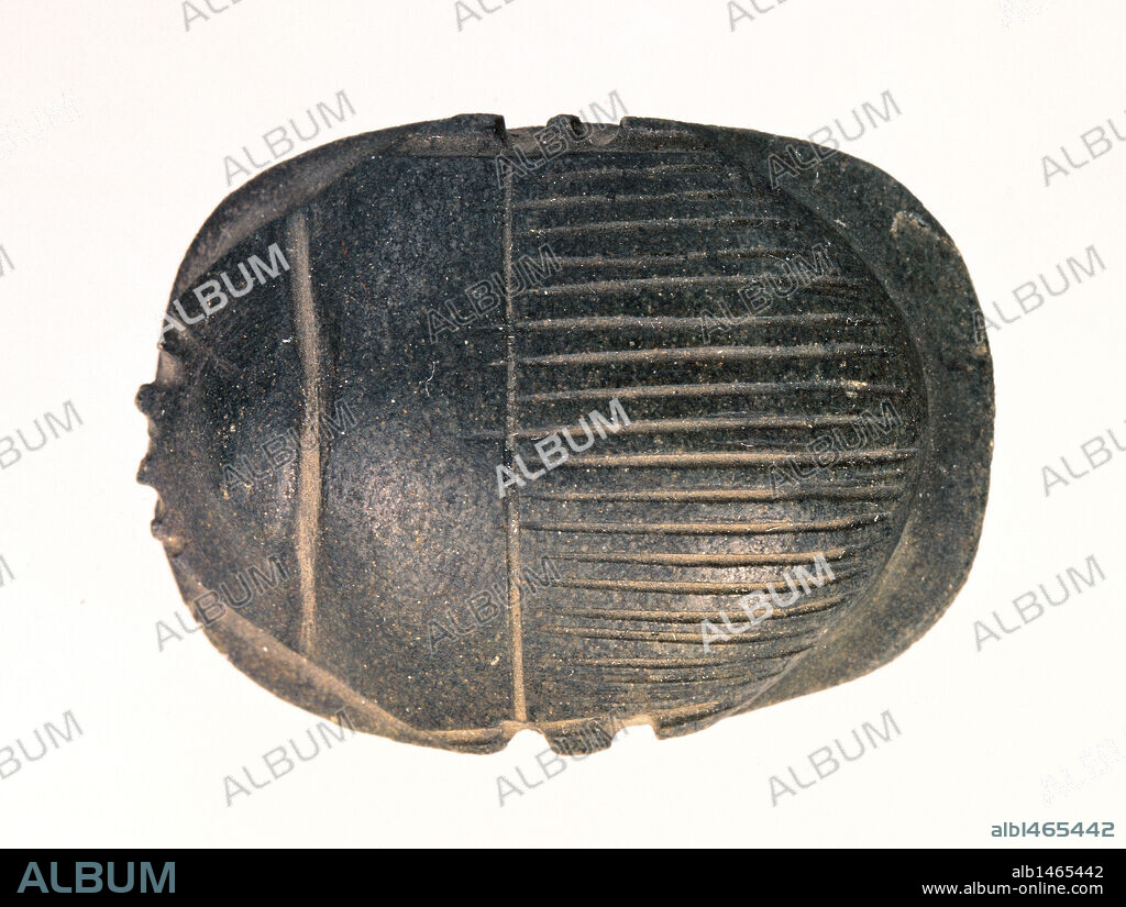 ARTE EGIPCIO. AMULETO en forma de ESCARABAJO (ESCARABEO). Simbolo del Dios Jepri, en ocasiones se empleó como amuleto funerario colocándolo sobre el pecho de la momia. Museo Arqueológico Nacional. Madrid. España.