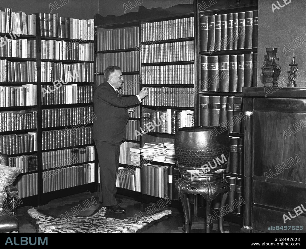 STOCKHOLM Okänt fotodatum . Upptäckstresande Sven Hedin i sitt arbetsrum. Foto: TT Historical / Kod 1902.