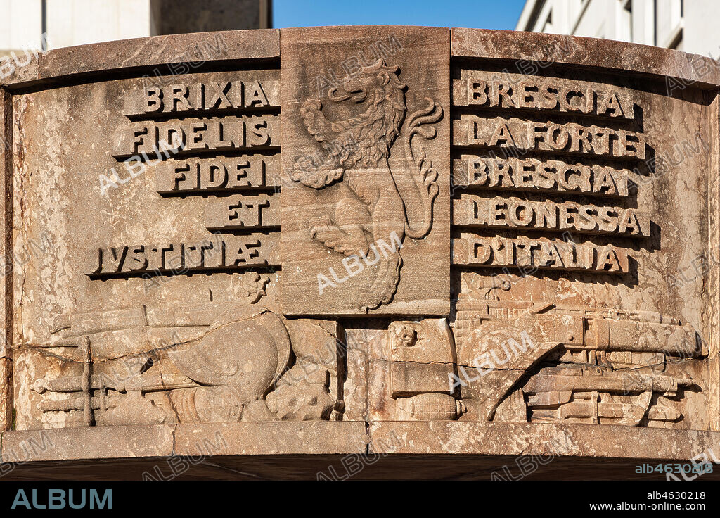 Brescia,piazza della Vittoria (square built between 1927 and 1932) designed by the architect and urban planner Marcello Piacentini: detail of the Arengario, pulpit in red stone of Tolmezzo decorated with bas-reliefs depicting scenes of the history of Brescia, by Antonio Maraini (1932).