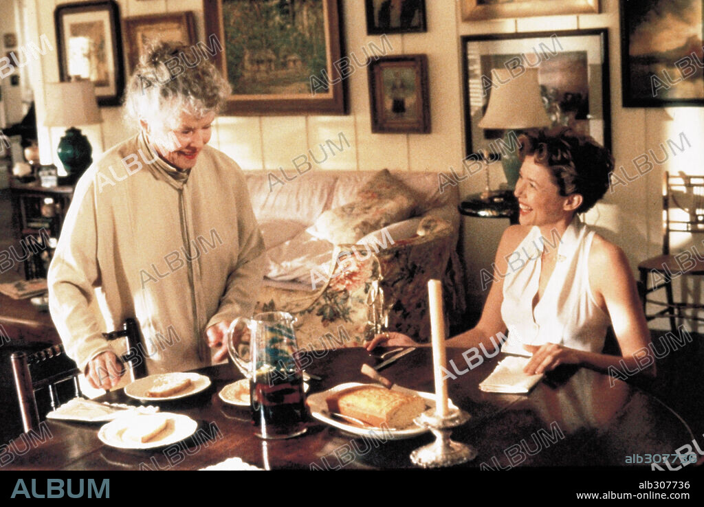 ANNETTE BENING y KATHARINE HEPBURN en UN ASUNTO DE AMOR, 1994 (LOVE AFFAIR), dirigida por GLENN GORDON CARON. Copyright WARNER BROTHERS.