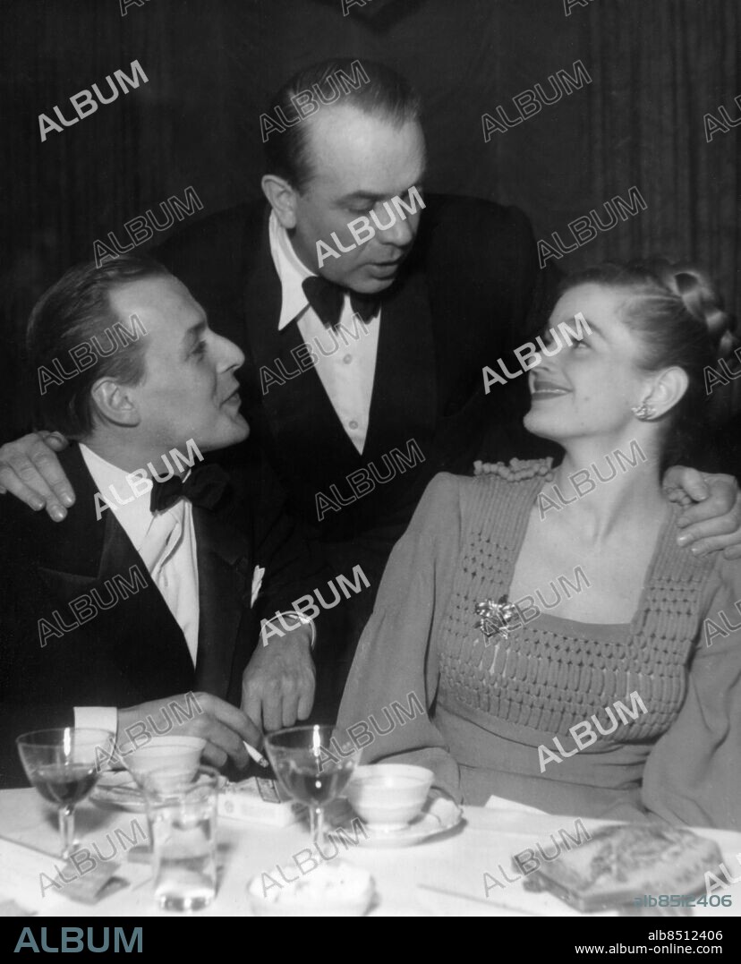 ARKIV STOCKHOLM 19500301.. Karl-Gerhard (i mitten), revyförfattare, i samspråk med paret Hasse Ekman, regissör, manusförfattare och skådespelare, och Eva Henning, skådespelerska, vid ett nachspiel på Ambassadeur efter en revypremiär.. Foto: AB Text & Bilder / SVT / Kod: 5600. Trio Efterfester Samtal.