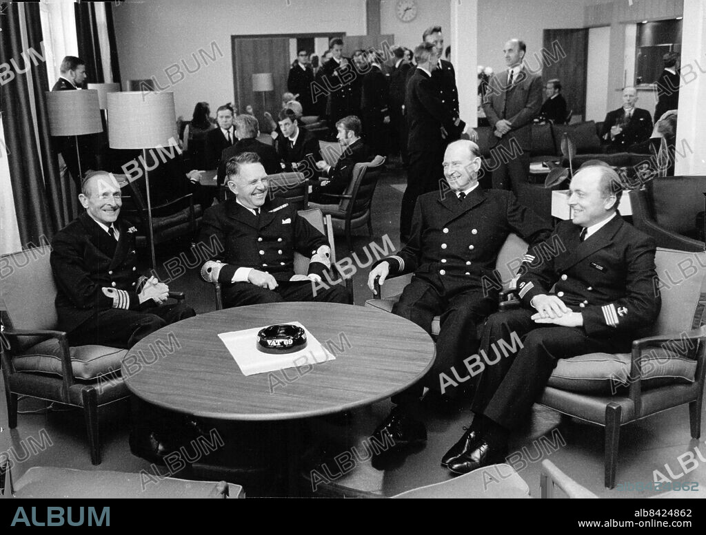 HANINGE 1969-10-13. Nya mässen på Berga örlogsskolor med från vänster kommendör Tryggve Norinder, amiral Åke Lindemalm, förvaltare Allan Westling och 1:e högbåtsman bengt Ölund. Foto: Lennart Nygren / SvD / TT / kod 12014.