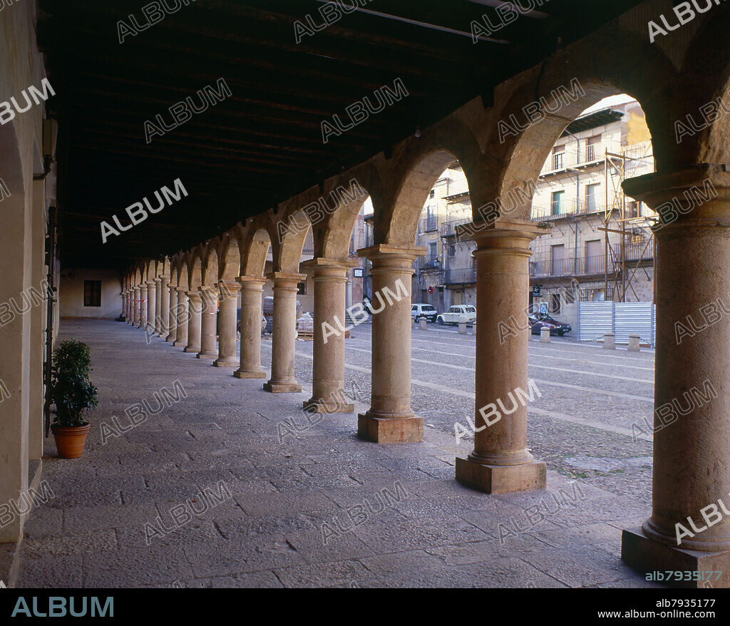 PLAZA MAYOR-PORTICOS-S XV-ORDENADA EDIFICAR POR CARD MENDOZA.