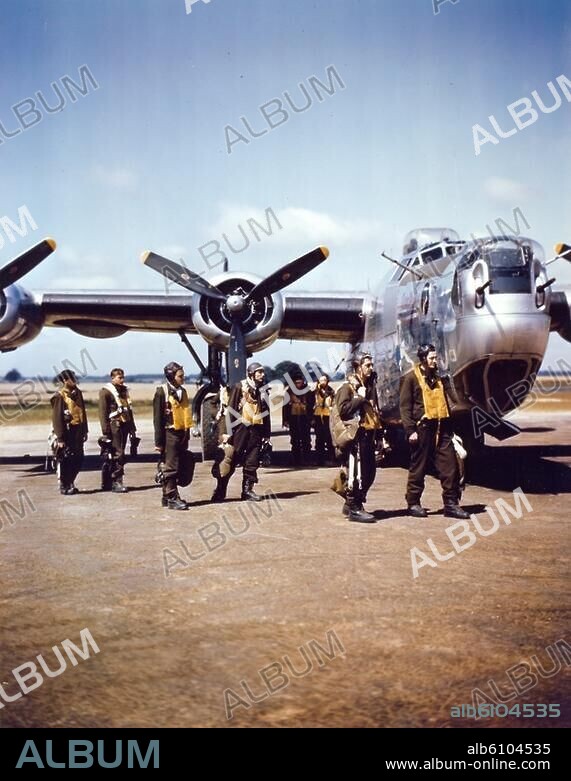Geschichte / 2.Weltkrieg / Luftkrieg: Bombardierung deutscher Städte durch die Alliierten.-Pilot Captain Howard Slaton und seine Crew verlassen, nach einem Einsatz über Berlin, einen Consolidated B-24 Bomber der US-Luftwaffe auf einer alliierten Luftwaffenbasis in England.-Foto, undat. (um 1944(?)).