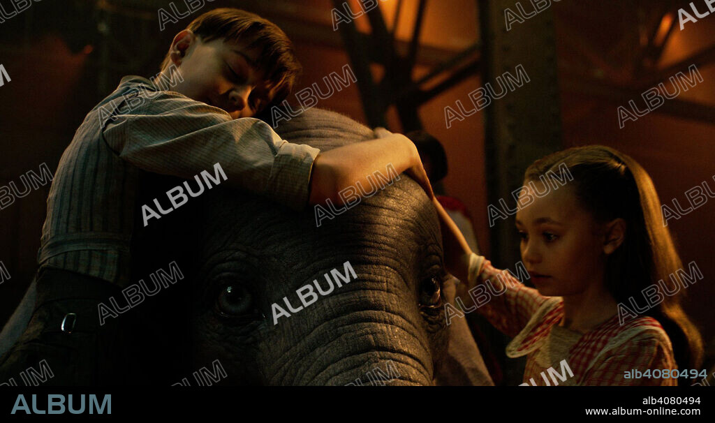 FINLEY HOBBINS y NICO PARKER en DUMBO, 2019, dirigida por TIM BURTON. Copyright TIM BURTON PRODUCTIONS/WALT DISNEY PICTURES.