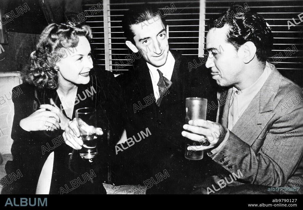México DF (México), diciembre de 1945. Mario Moreno «Cantinflas» junto a Manolete, en una fiesta homenaje que le ha realizado el actor al torero.