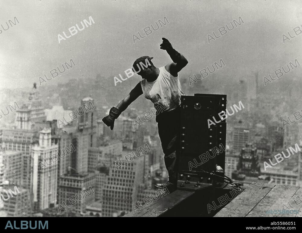 New York (USA), Empire State Building. (built 1930-32; arch.: Streve et al., height with aerial mast 400m). Workman building the Empire State Building. Photo, 1930 (Lewis W.Hine).
