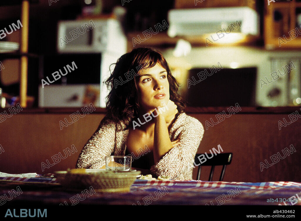 PAZ VEGA in SEX AND LUCIA, 2001 (LUCÍA Y EL SEXO), directed by JULIO MEDEM. Copyright SOGECINE/ALICIA PRODUCE / LOPEZ CALVIN, DIEGO.