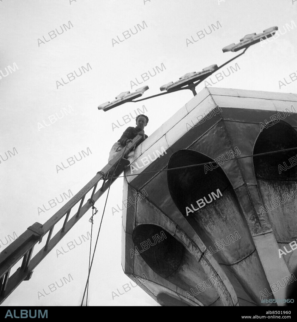 STOCKHOLM 1949-05-06. Stadshustornet repareras av målaren Carl Forsberg.. Foto: TT Historical / kod 1900.