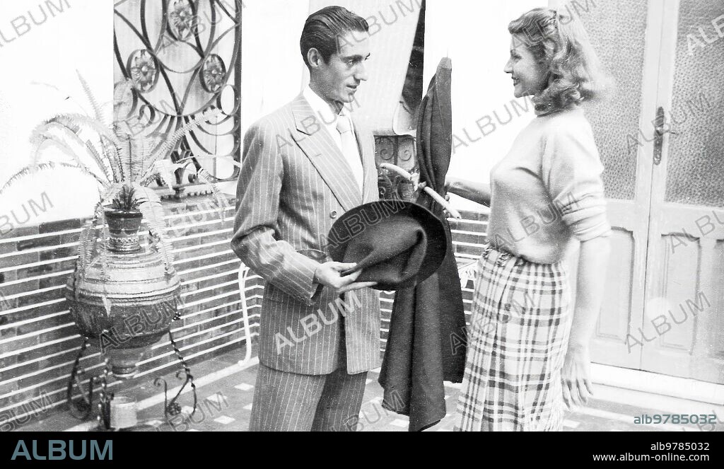 Niebla (Huelva), 10/22/1952. Country festival held at the La Ruiza farm. In the image, Miguel Báez "Litri" gives some bullfighting lessons to Rita Hayworth.
