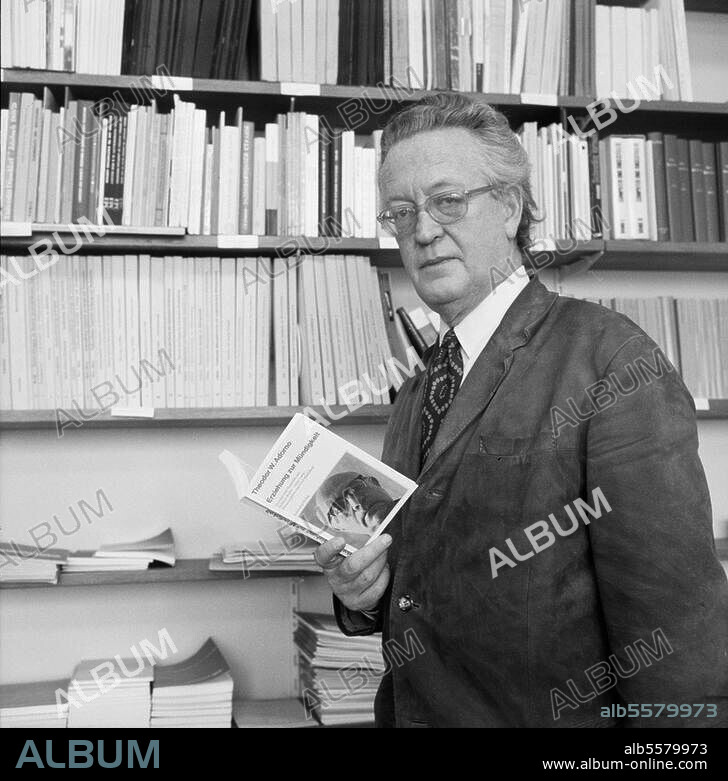 Becker, Hellmut Direktor des Max-Planck-Instituts für Bildungsforschung in Berlin. 17.5.1913 - Berlin 16.12.1958. Foto, 1958.