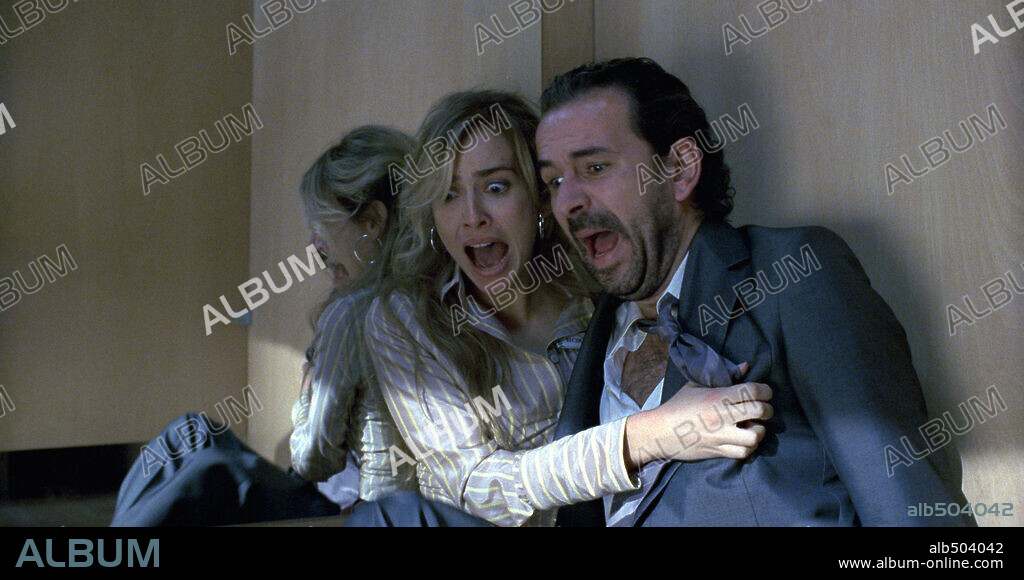 GUILLERMO TOLEDO y KIRA MIRO en CRIMEN FERPECTO, 2004, dirigida por ALEX DE LA IGLESIA. Copyright PANICO FILMS.
