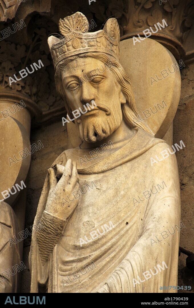ARTE GOTICO. FRANCIA. Detalle de las ESCULTURAS de la fachada de la CATEDRAL DE NOTRE DAME (1163-1250), construida en estilo gótico por orden del obispo Eudes de Sully. "REY". Consta de tres cuerpos superpuestos, con tres grandes pórticos en su zona inferior. PARIS.