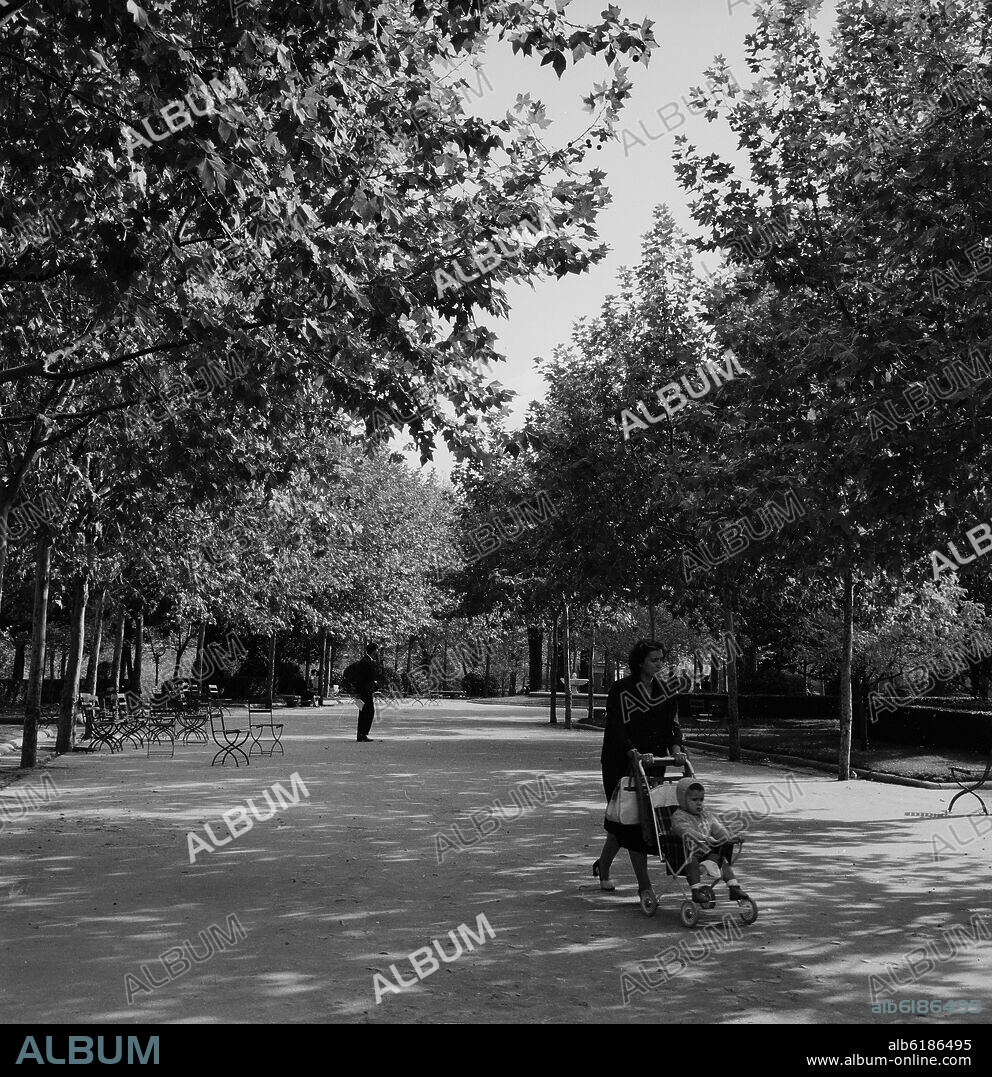SEÑORA CON SU BEBE PASEANDO POR EL RETIRO - FOTOGRAFIA EN BLANCO Y NEGRO AÑOS 60.