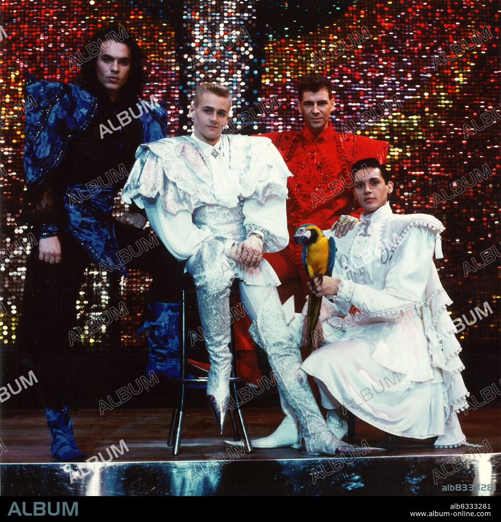 CARLOS ARMAS, JUAN ANTONIO FUENTES, MANUEL ARJONA und XAVIER FONT in LOCOMIA, 2022, unter der Regie von JORGE LAPLACE. Copyright Movistar Plus+.